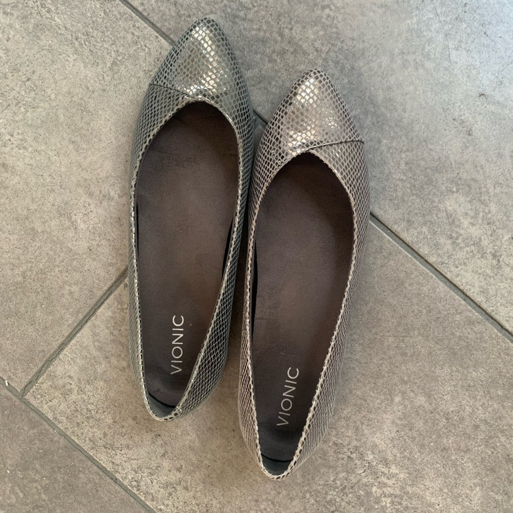 EUC Metallic Vionic Flats